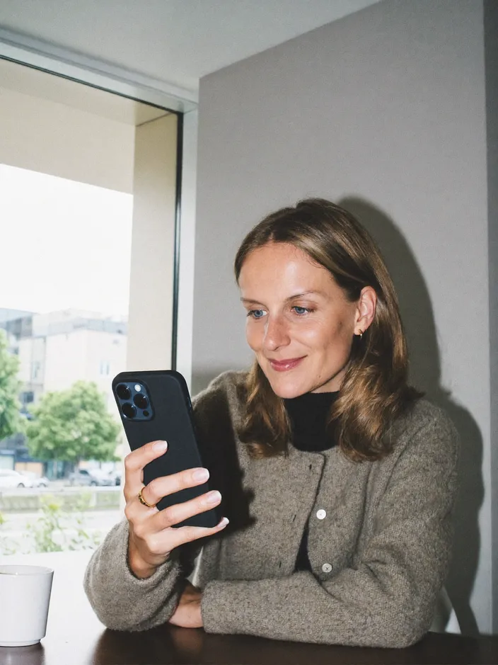 Rodzic wypełnia zgłoszenie na telefonie